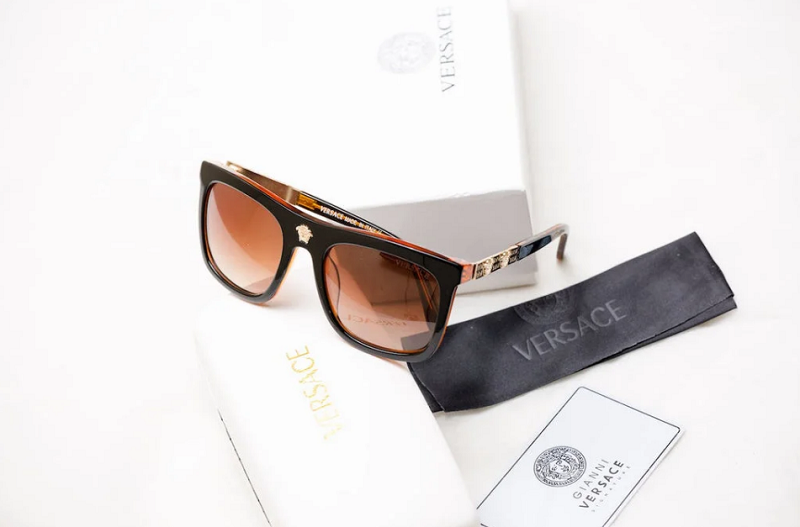 Как отличить настоящие очки Versace от подделки?