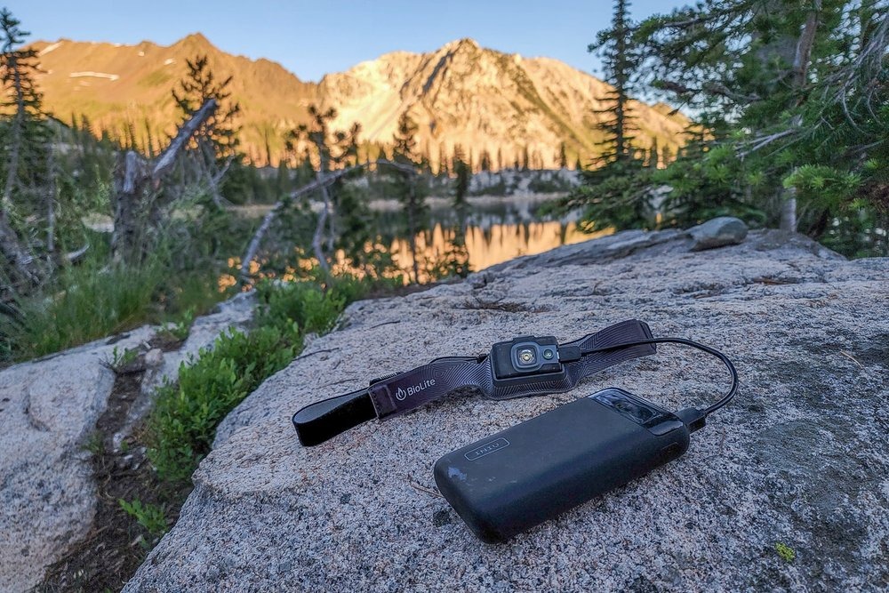 НАЛОБНЫЙ ФОНАРЬ BIOLITE ЛЕГКО ЗАРЯЖАЕТСЯ ОТ POWER BANK НА ТРОПЕ