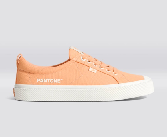 Кроссовки Cariuma x Pantone Peach Fuzz Canvas