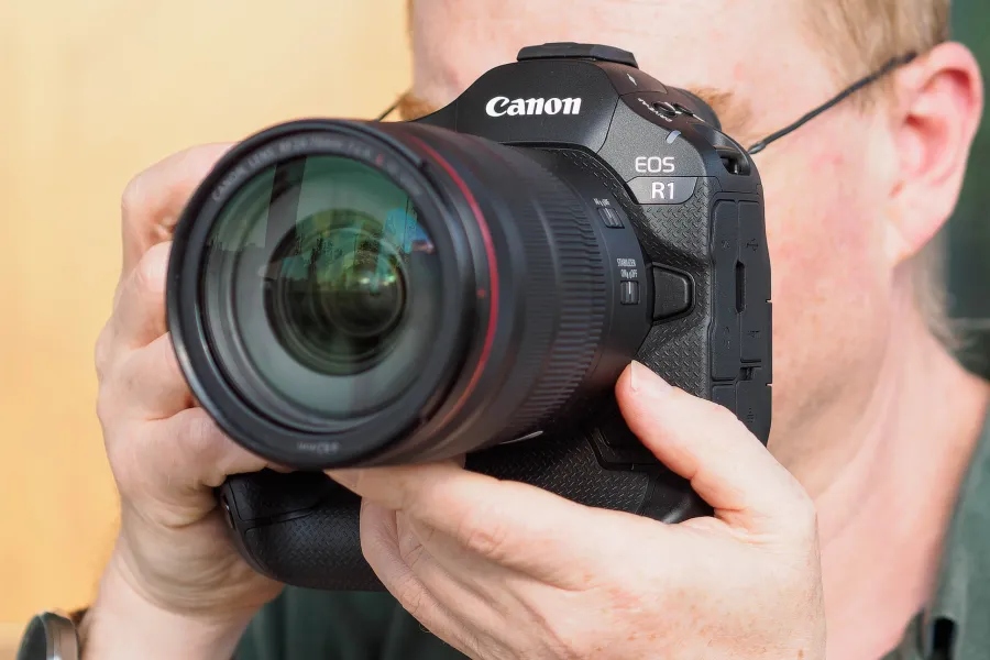 Лучшая камера для спортивной съемки: Canon EOS R1